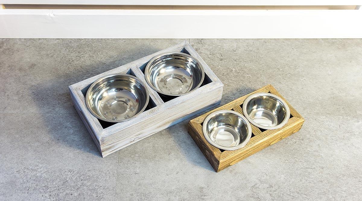 Ръчно изработена стойка за купи Eki от четкано борово дърво в сиво и кафяво с подвижни купи.