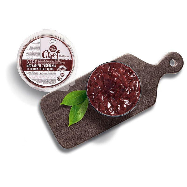 BoneBarf телешки черен дроб в чаша с пресни листа на дъска от дърво.