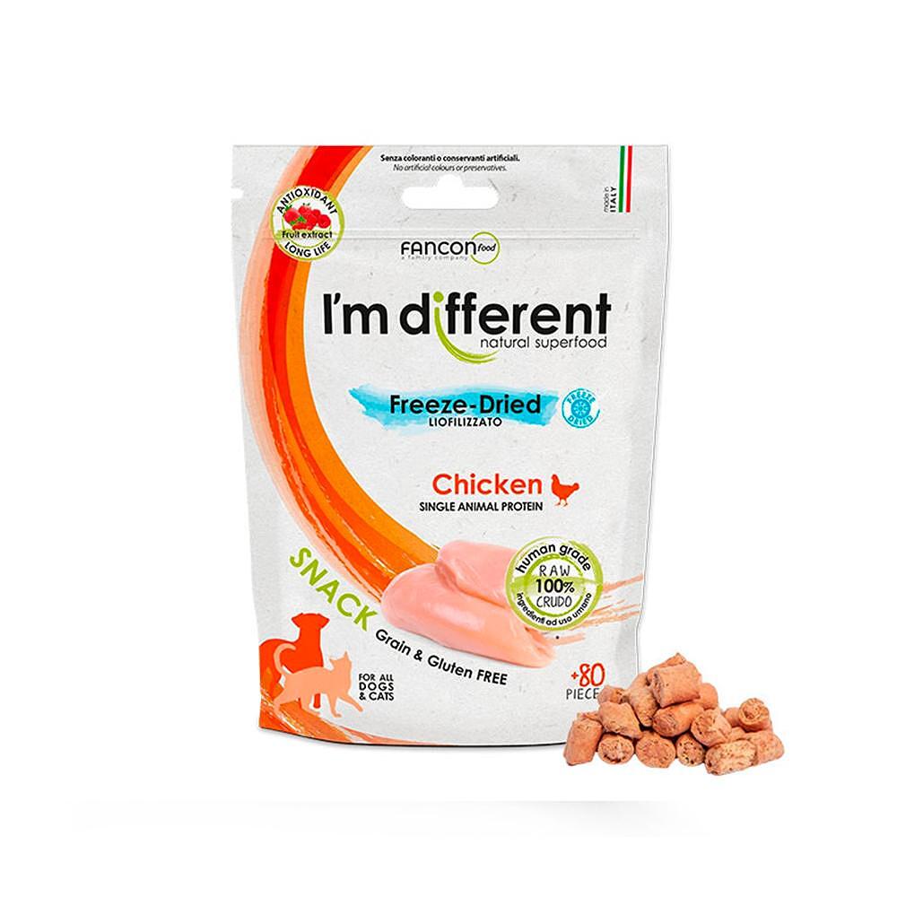 I'm different Freeze-Dried chicken snacks for dogs, grain and gluten-free, enriched with red fruit extracts.