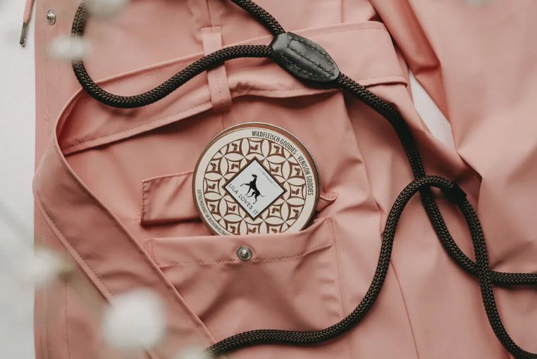 Лакомства с елен от Lila Loves it, поставени в джоба на розова якетка.