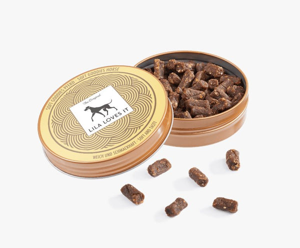 Меки лакомства с конско месо Lila Loves It в метална кутия, идеални за кучета с дентални проблеми.