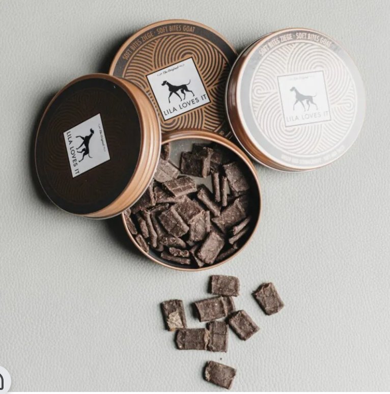 Меки лакомства с козе месо Lila Loves It в стилна опаковка, идеални за кучета.